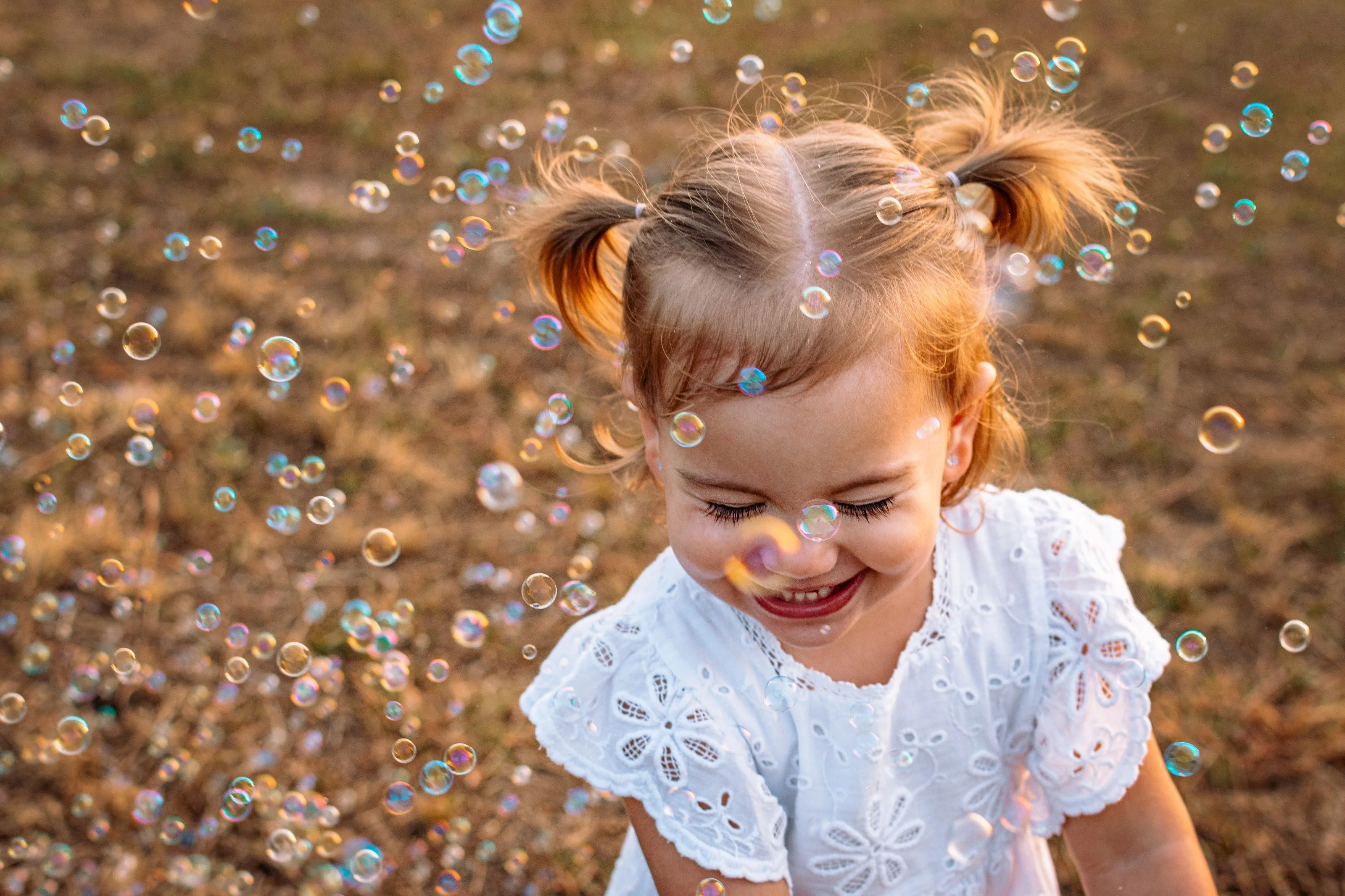 Nevető kisgyerek fotó buborékok között